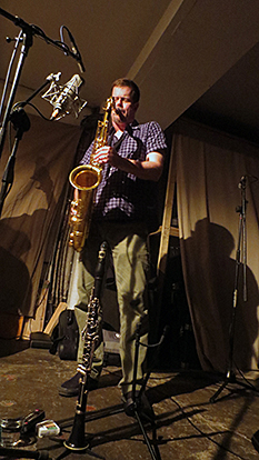 Ken Vandermark spiller på Café Oto, september 2014 – Foto: Haduhi Szukis