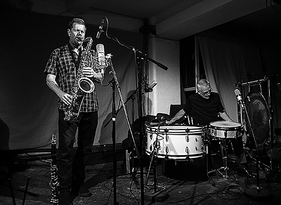 Ken Vandermark i konsert med Eddie Prévost på Café Oto, september 2014 – Foto: gjengitt med tillatelse av Dawid Laskowski